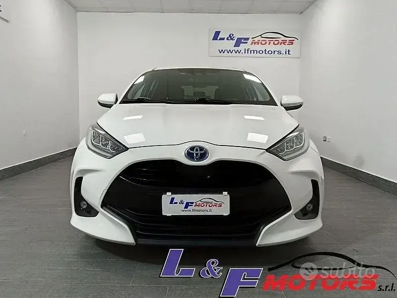 Usata Toyota Yaris Hybrid 92 CV (67 kW) 2022 Bianco Berlina