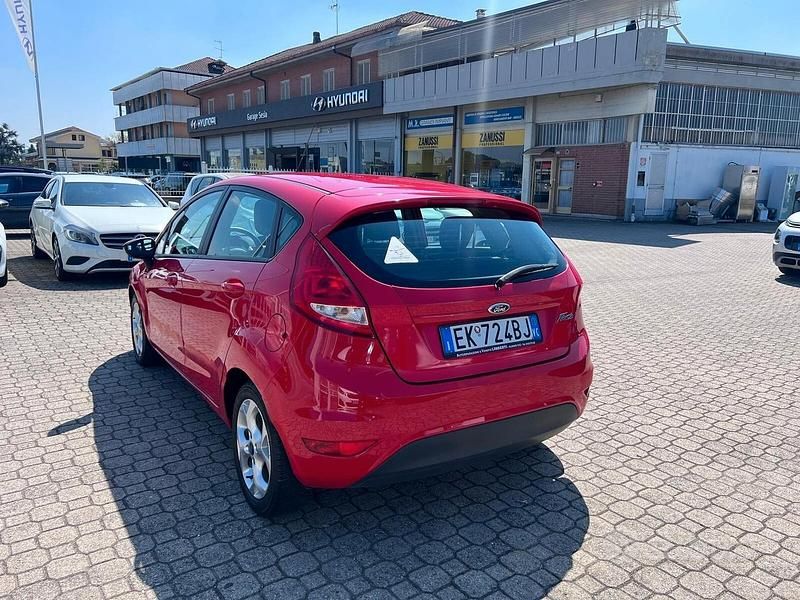 Usata Ford Fiesta Titanium 70 CV (51 kW) 2012 Rosso Utilitaria