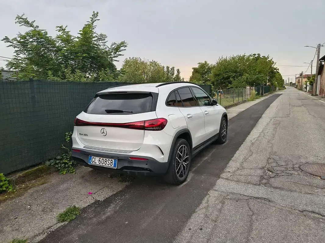 Usata Mercedes EQA250 Premium 139 kW (190 CV) 2023 Bianco SUV