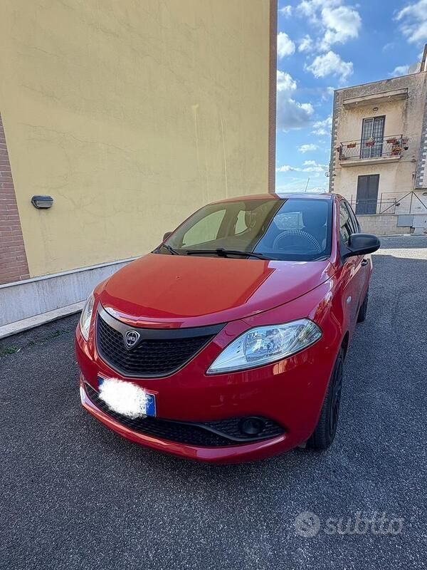 Usata Lancia Ypsilon 69 CV (50 kW) 2019 Rosso Utilitaria