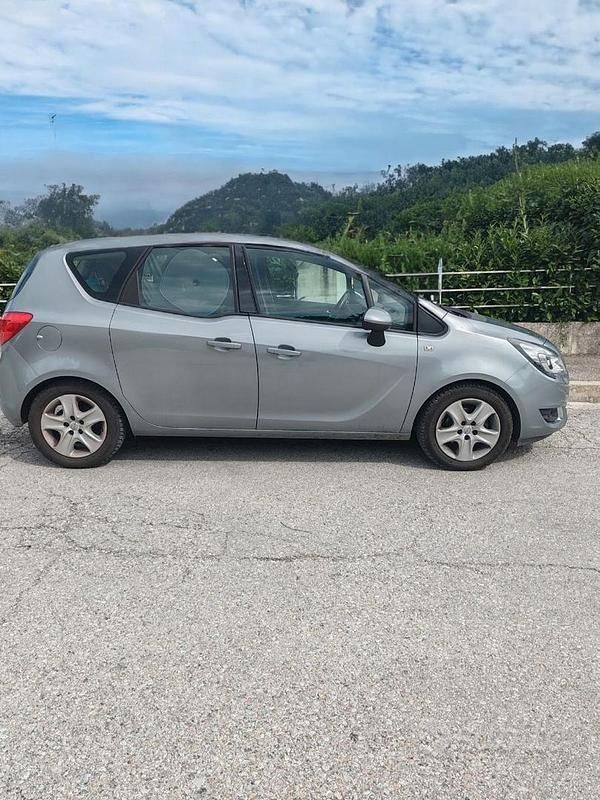 Usata Opel Meriva 101 CV (74 kW) 2014 Grigio Monovolume