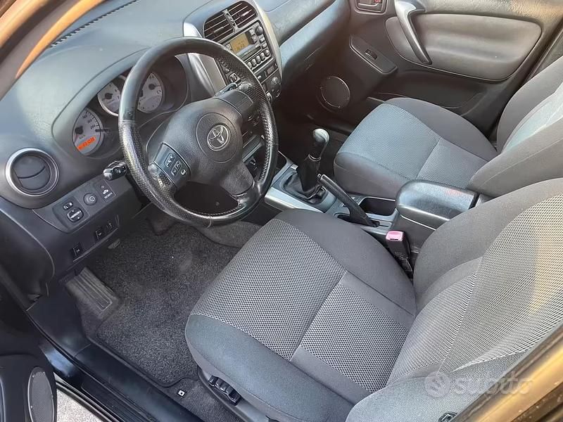 Usata Toyota RAV4 116 CV (85 kW) 2005 Nero SUV