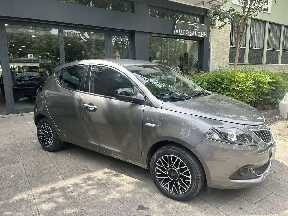 Usata Lancia Ypsilon Gold 69 CV (50 kW) 2024 Grigio Utilitaria