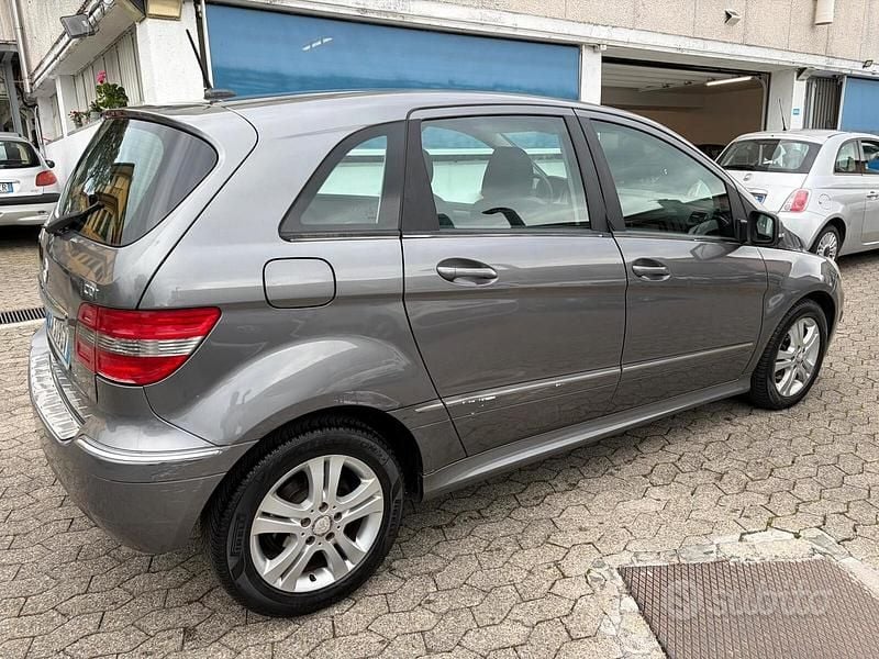 Usata Mercedes B180 Chrome 109 CV (80 kW) 2010 Grigio Monovolume
