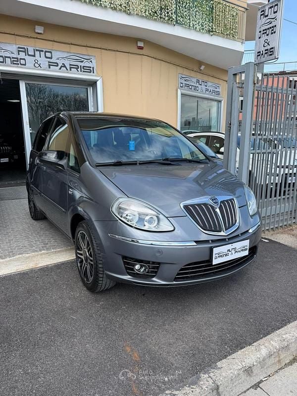 Usata Lancia Musa 77 CV (56 kW) 2011 Gray Monovolume