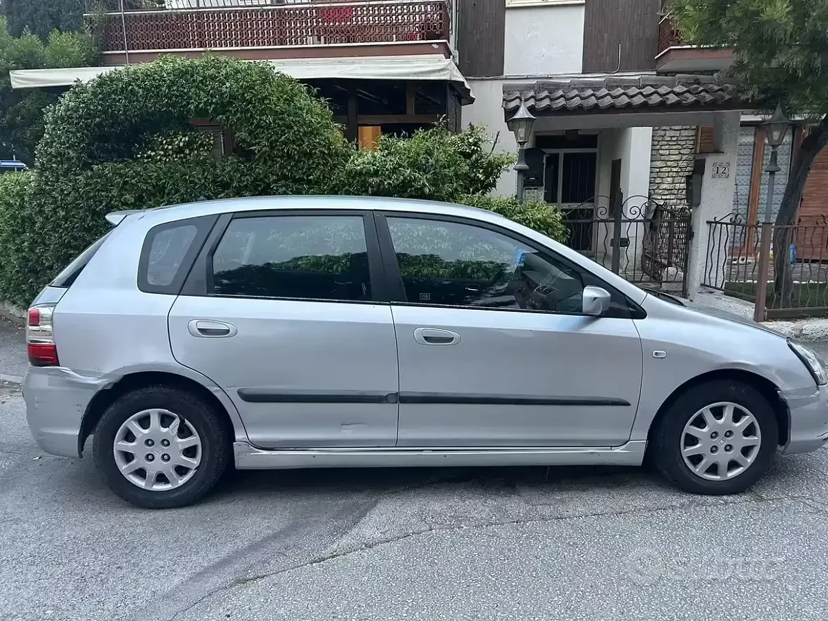 Usata Honda Civic 75 CV (55 kW) 2005 Grigio Berlina
