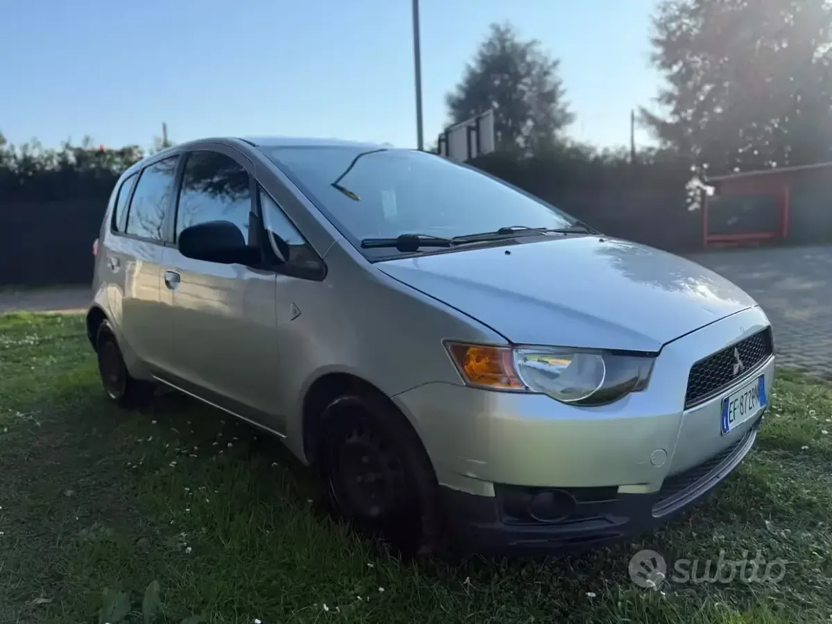 Usata Mitsubishi Colt Invite 75 CV (55 kW) 2011 Grigio Utilitaria