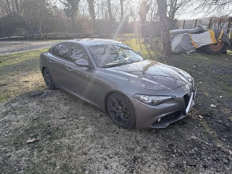 Usata Alfa Romeo Giulia Super 179 CV (131 kW) 2016 Grigio Berlina