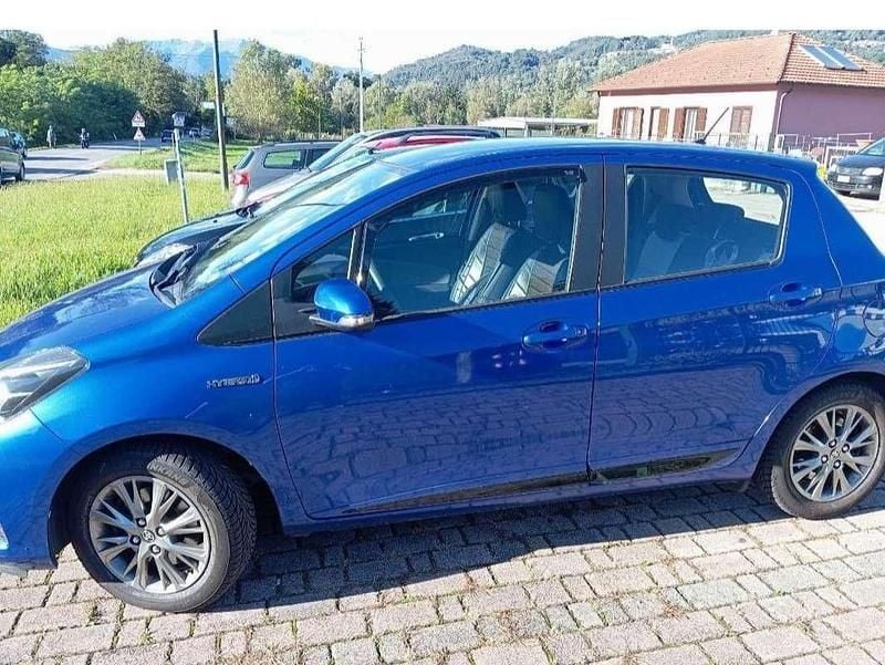 Usata Toyota Yaris Hybrid Active 73 CV (53 kW) 2017 Blu/azzurro Berlina