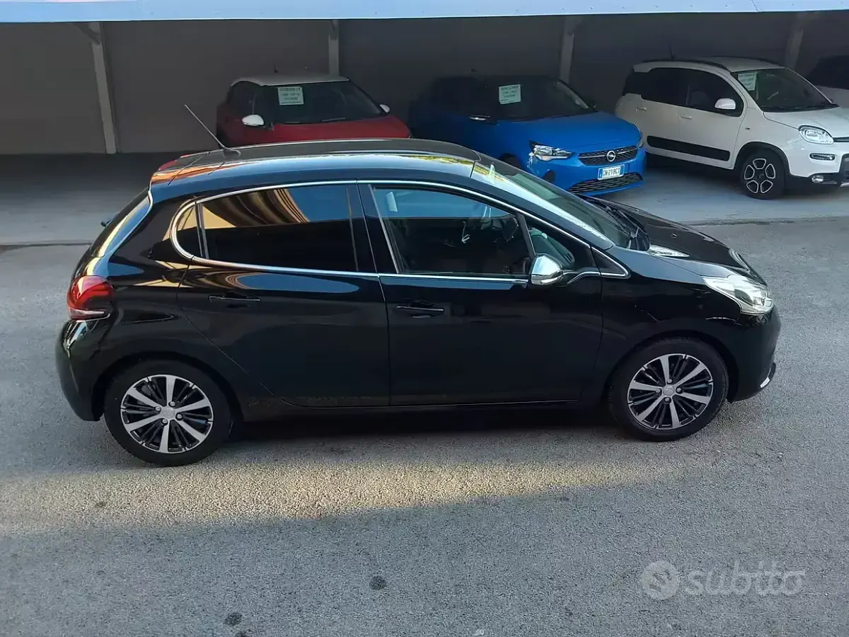 Usata Peugeot 208 Allure 82 CV (60 kW) 2017 Nero Utilitaria