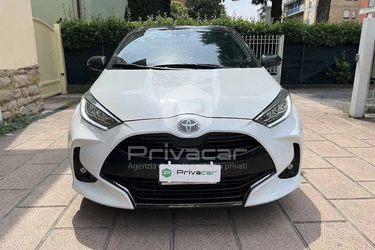 Usata Toyota Yaris Hybrid Lounge 92 CV (67 kW) 2022 Bianco Berlina