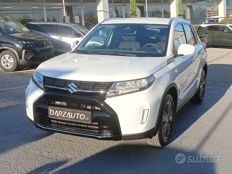 Bianco artico metallizzato Nuova 2025 Suzuki Vitara Cool SUV | 25.450 € (Buon prezzo) - Immagine 1/4