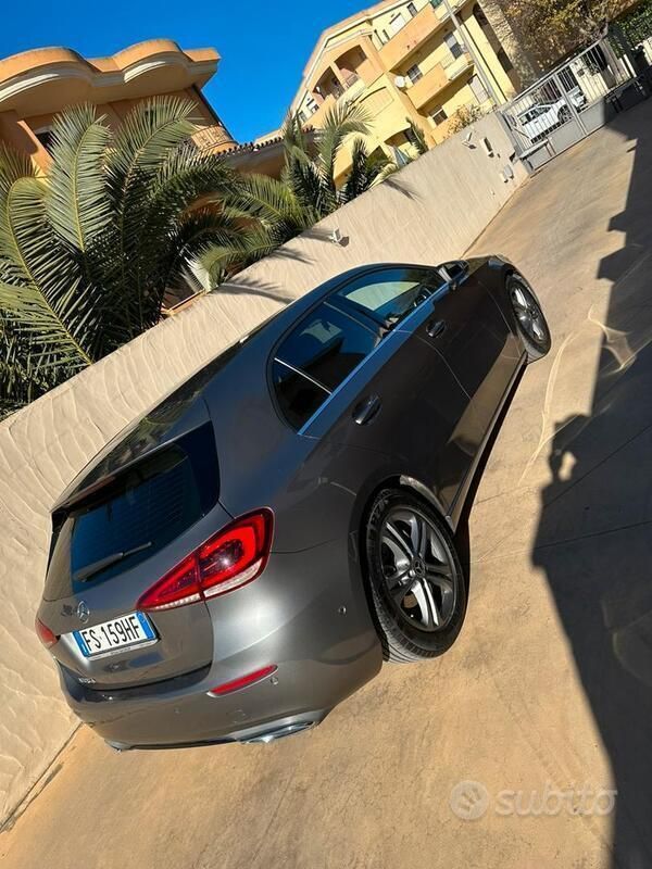 Grigio Usata 2019 Mercedes A180 Due volumi | 20.500 € (Buon prezzo) - Immagine 1/4