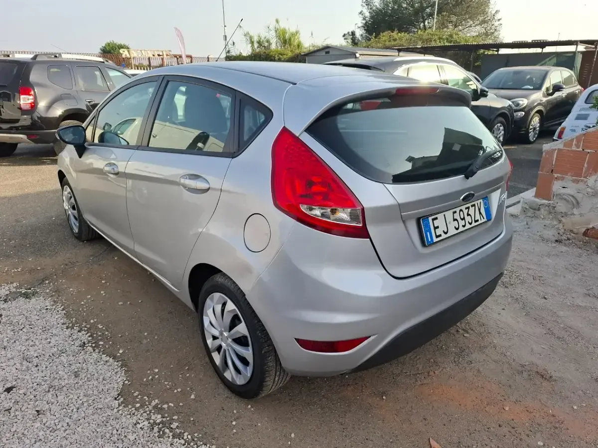 Usata Ford Fiesta 82 CV (60 kW) 2011 Grigio