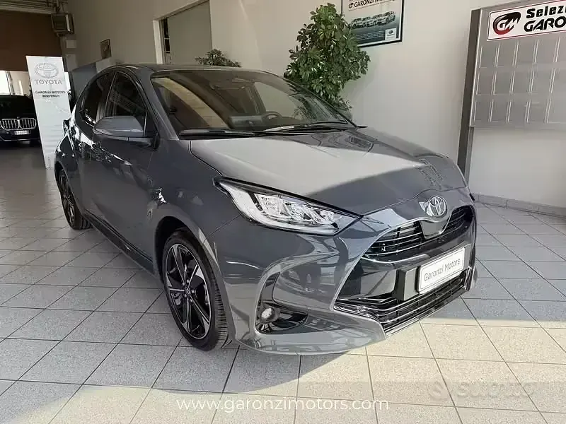 Nuova Toyota Yaris Hybrid Premium 131 CV (96 kW) 2026 Grigio Berlina