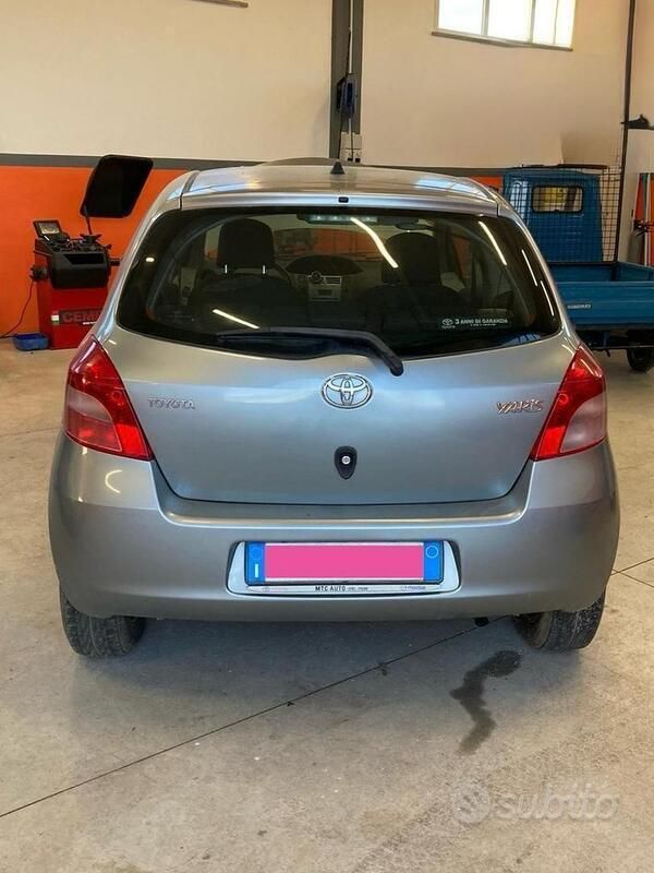 Usata Toyota Yaris 65 CV (47 kW) 2006 Grigio Utilitaria