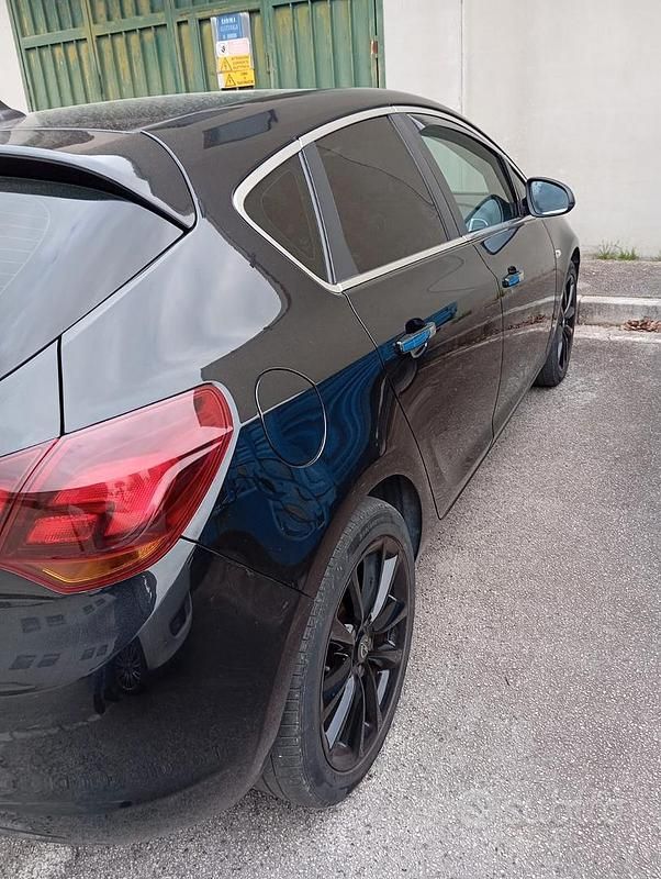 Usata Opel Astra 110 CV (80 kW) 2013 Nero Berlina