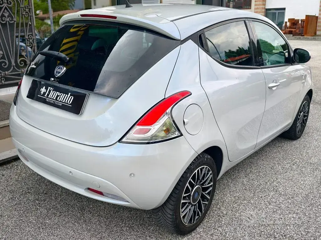 Usata Lancia Ypsilon 69 CV (50 kW) 2017 Grigio Utilitaria