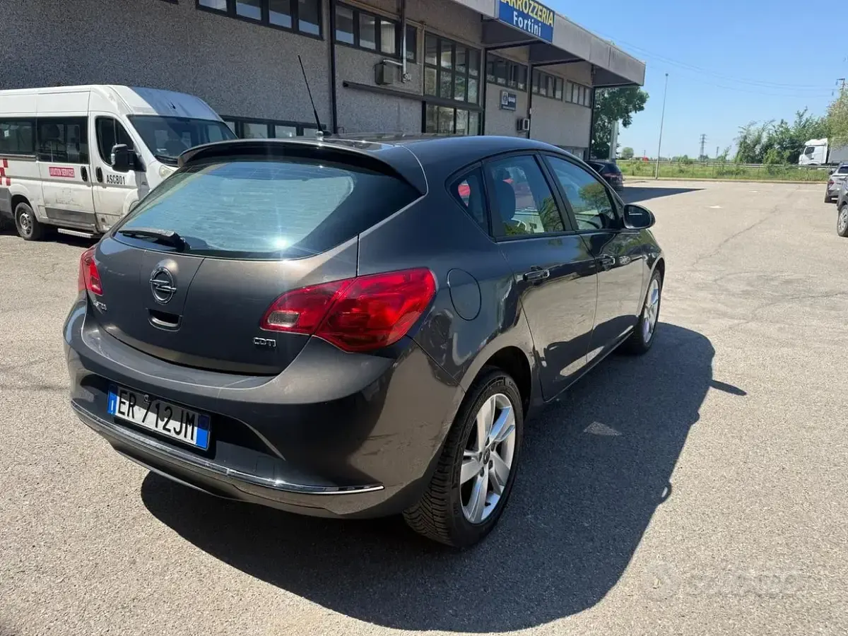 Usata Opel Astra Cosmo 110 CV (80 kW) 2013 Grigio Berlina