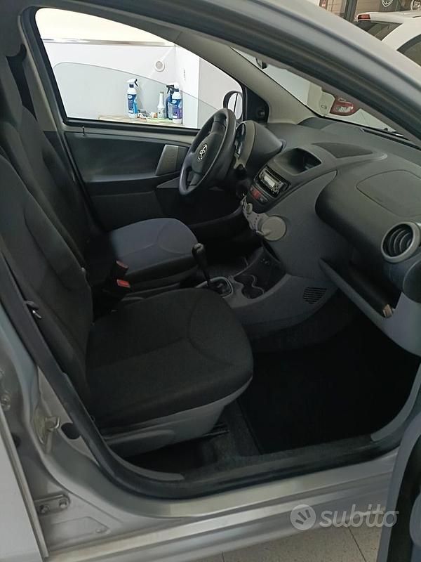 Usata Toyota Aygo 68 CV (50 kW) 2011 Grigio Utilitaria