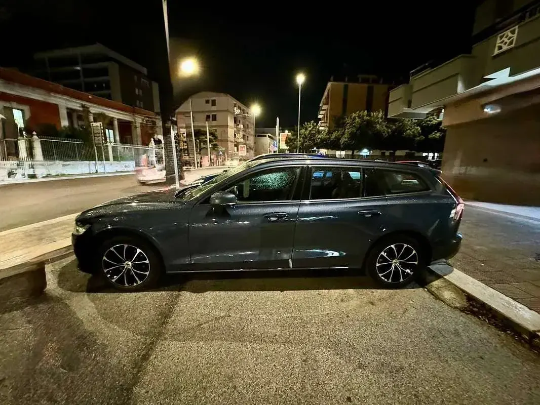 Usata Volvo V60 Business Edition 150 CV (110 kW) 2020 Blu Station wagon
