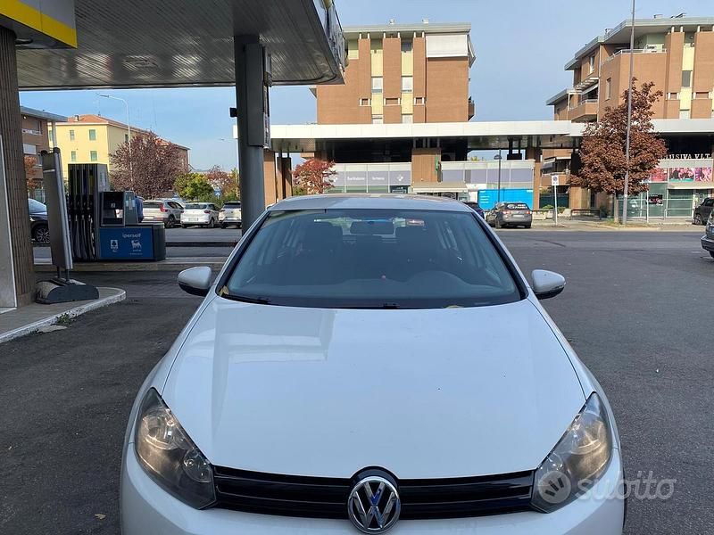 Usata VW Golf VI 105 CV (77 kW) 2011 Bianco Utilitaria