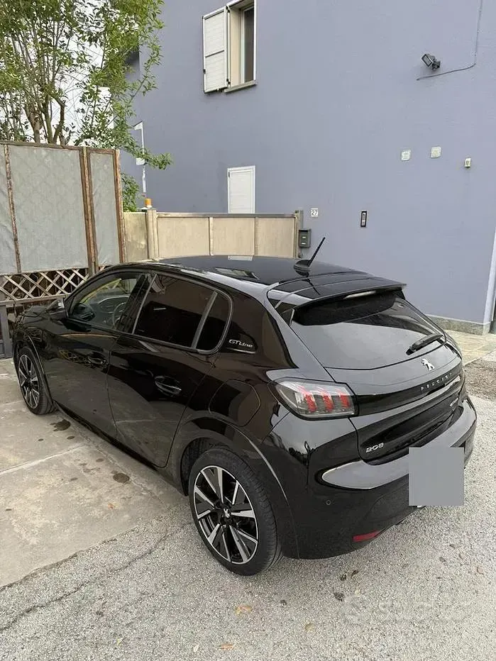 Usata Peugeot 208 GT-line 101 CV (74 kW) 2021 Nero Utilitaria
