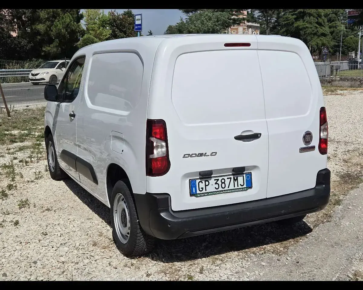 Usata Fiat Doblò 102 CV (75 kW) 2023 Bianco Monovolume