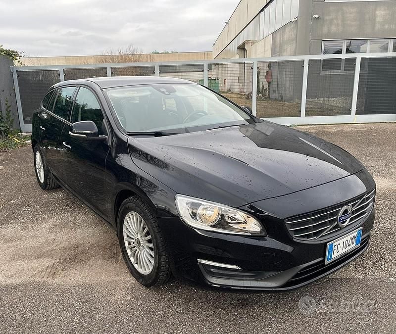 Usata Volvo V60 R-Design Momentum 115 CV (84 kW) 2016 Nero Station wagon