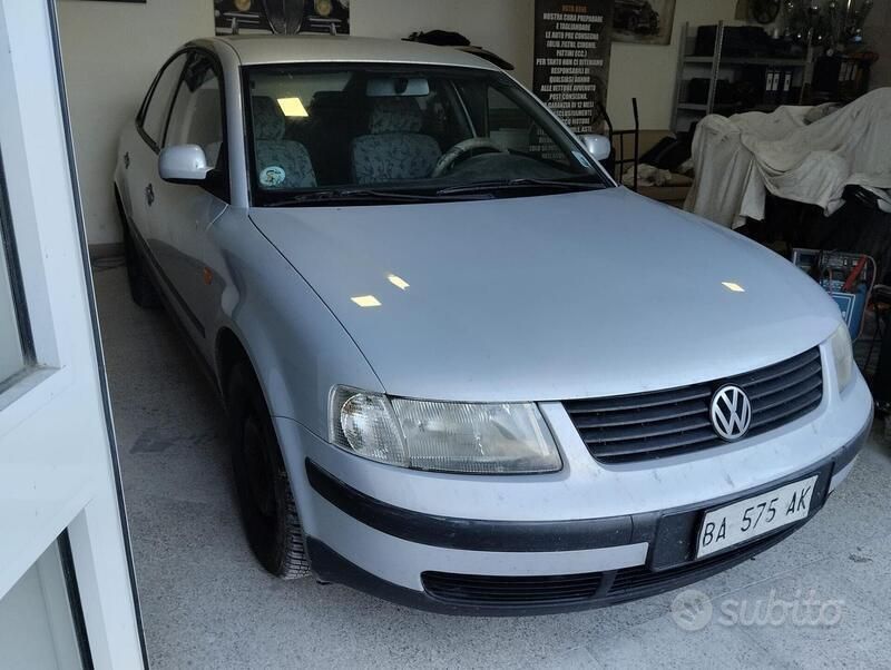 Usata VW Passat 101 CV (74 kW) 1998 Grigio Berlina