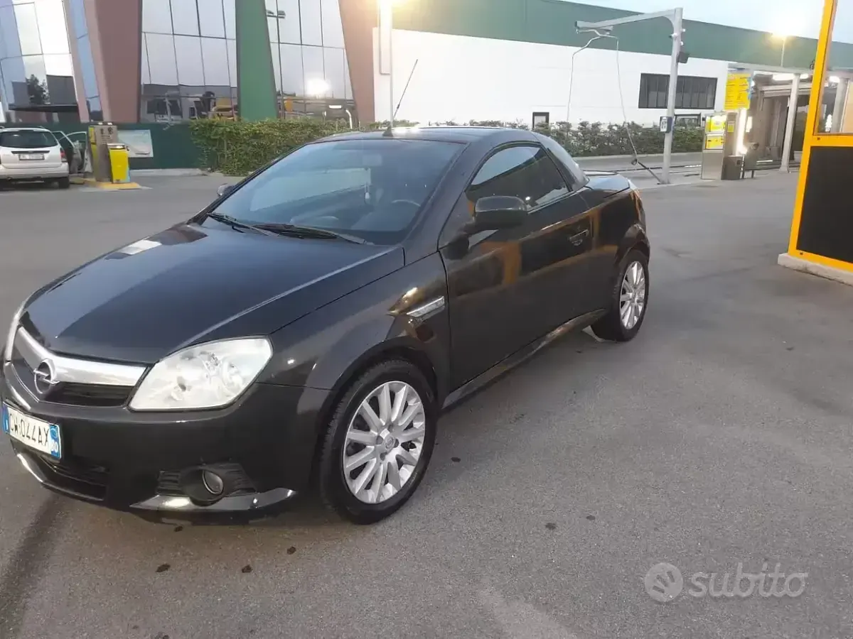 Usata Opel Tigra Edition 90 CV (66 kW) 2005 Nero Cabrio