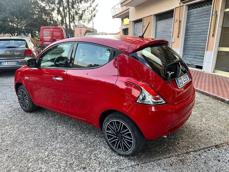 Usata Lancia Ypsilon 69 CV (50 kW) 2021 Rosso Utilitaria