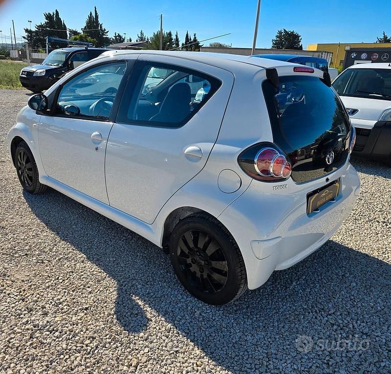 Usata Toyota Aygo 67 CV (49 kW) 2010 Bianco Utilitaria