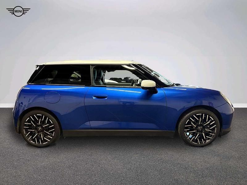 Usata Mini Cooper SE Favoured 160 kW (218 CV) 2025 Blu/azzurro Utilitaria