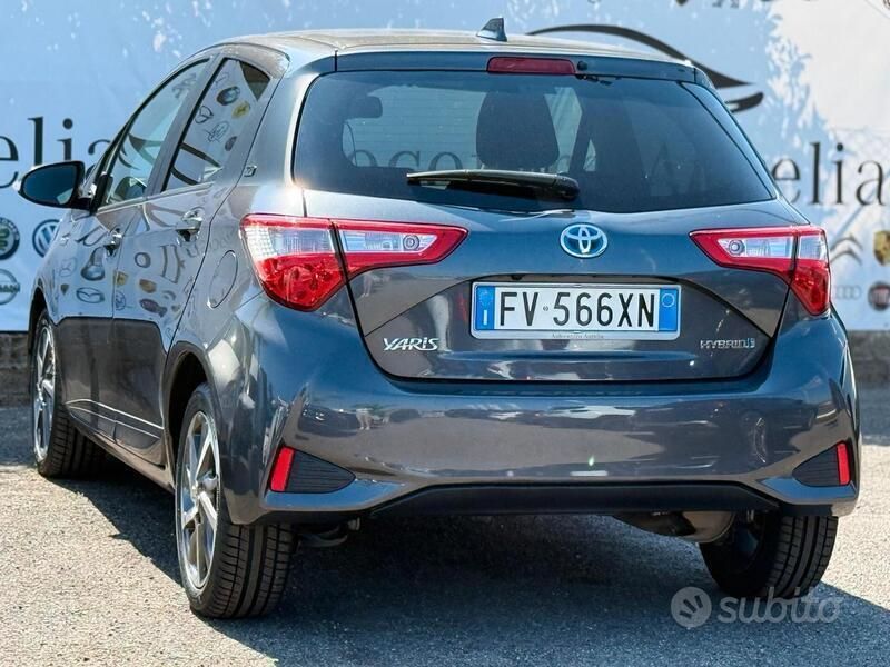 Usata Toyota Yaris Hybrid 73 CV (53 kW) 2019 Grigio Berlina