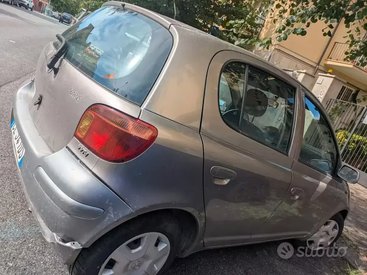 Usata Toyota Yaris Sol 65 CV (47 kW) 2003 Grigio Berlina