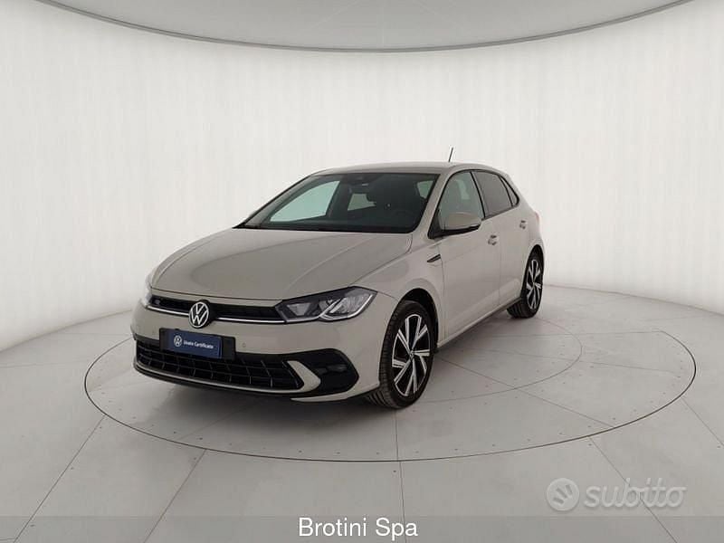 Grigio metallizzato Usata 2023 VW Polo R-line Tre volumi | 18.800 € (Buon prezzo) - Immagine 1/4