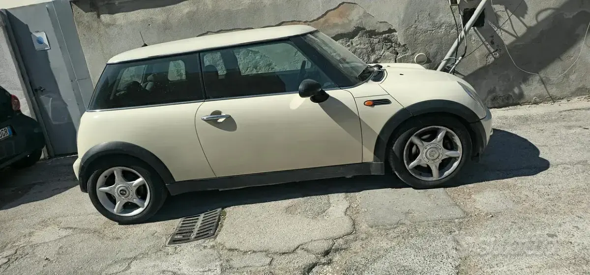 Begagnad Mini Cooper 90 HK (66 kW) 2003 Vit Halvkombi