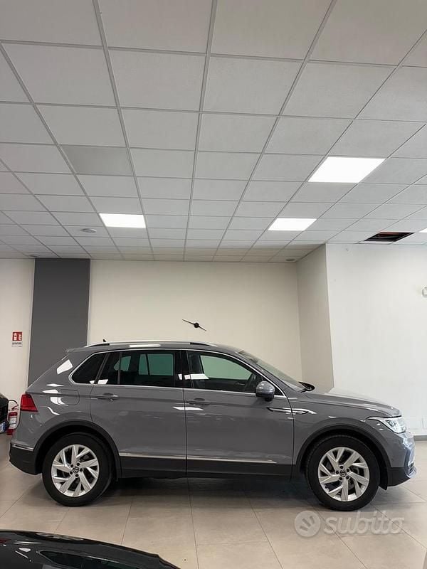 Grigio Usata 2021 VW Tiguan Elegance SUV | 23.990 € (Ottimo prezzo) - Immagine 1/4
