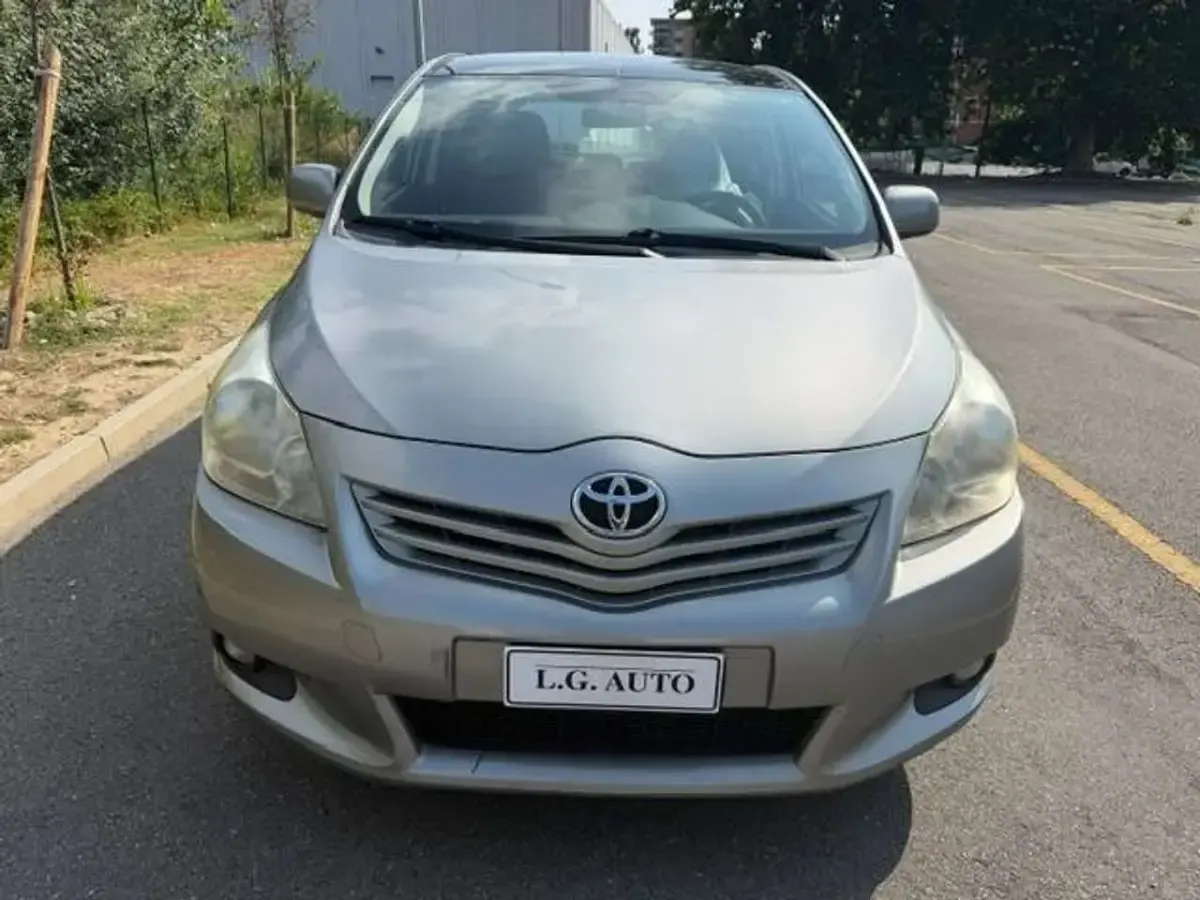 Usata Toyota Verso Sol 126 CV (92 kW) 2011 Argento Monovolume