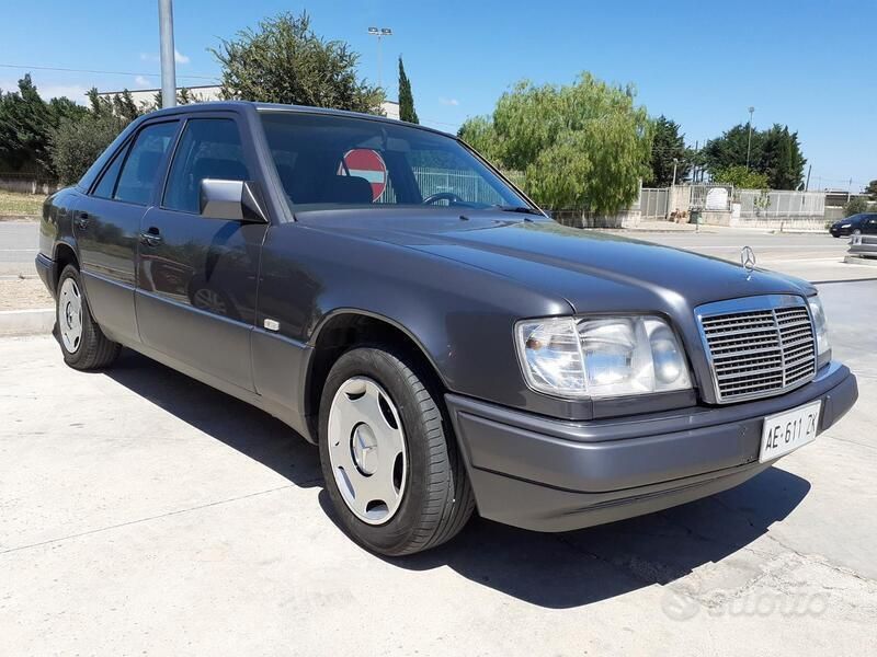 Usata Mercedes E200 136 CV (100 kW) 1995 Grigio Berlina