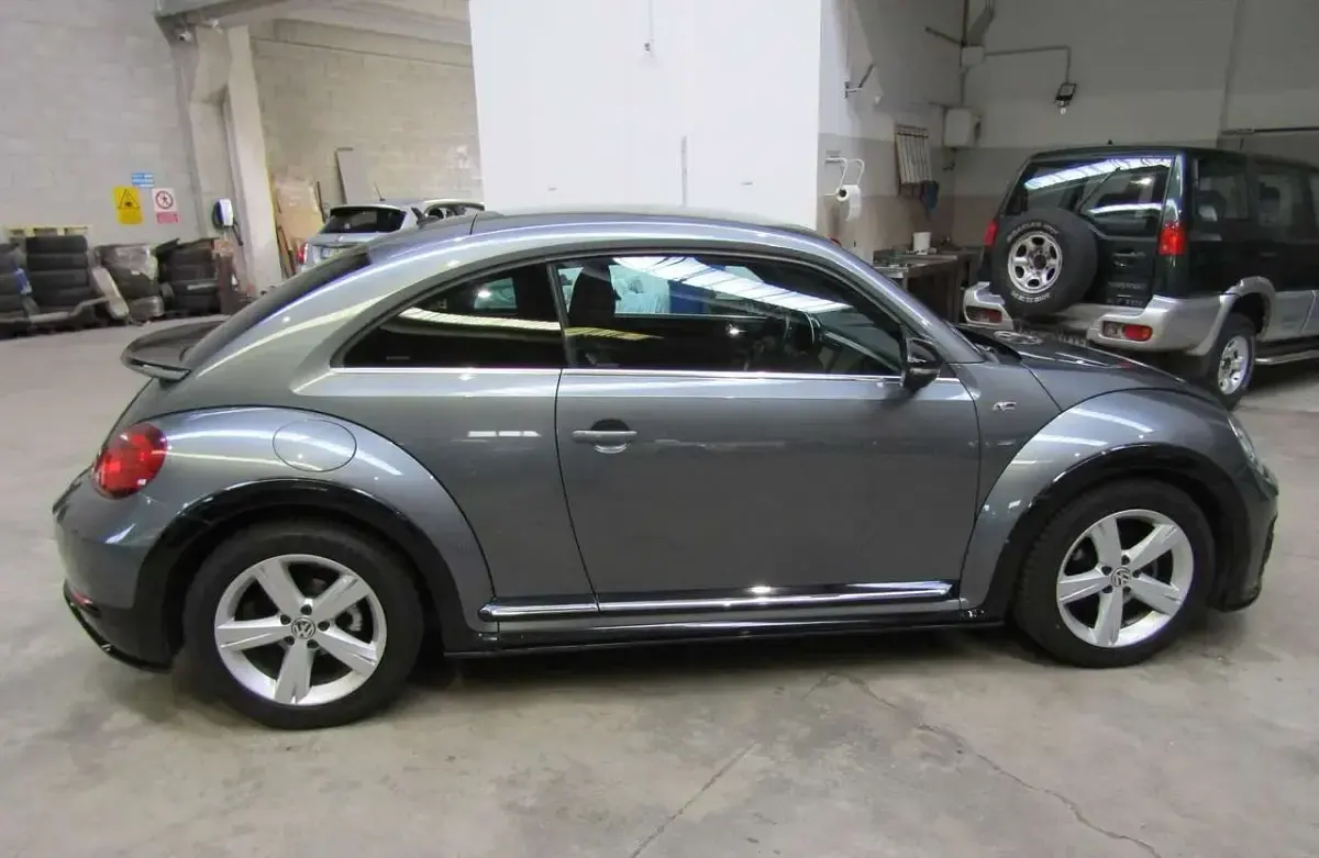 Usata VW Beetle R-line 150 CV (110 kW) 2018 Grigio scuro metallizzato Utilitaria
