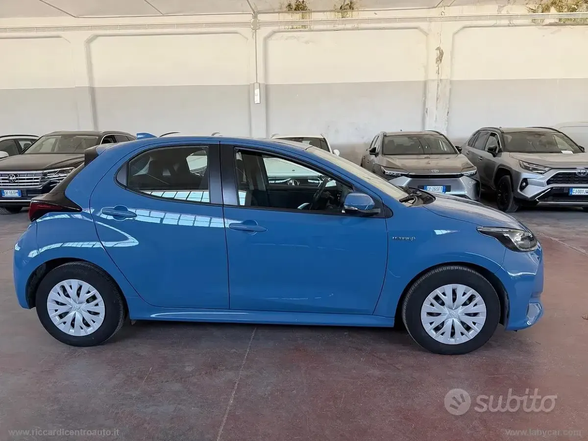 Usata Toyota Yaris Hybrid Business Edition 92 CV (67 kW) 2021 Bluazzurro Berlina
