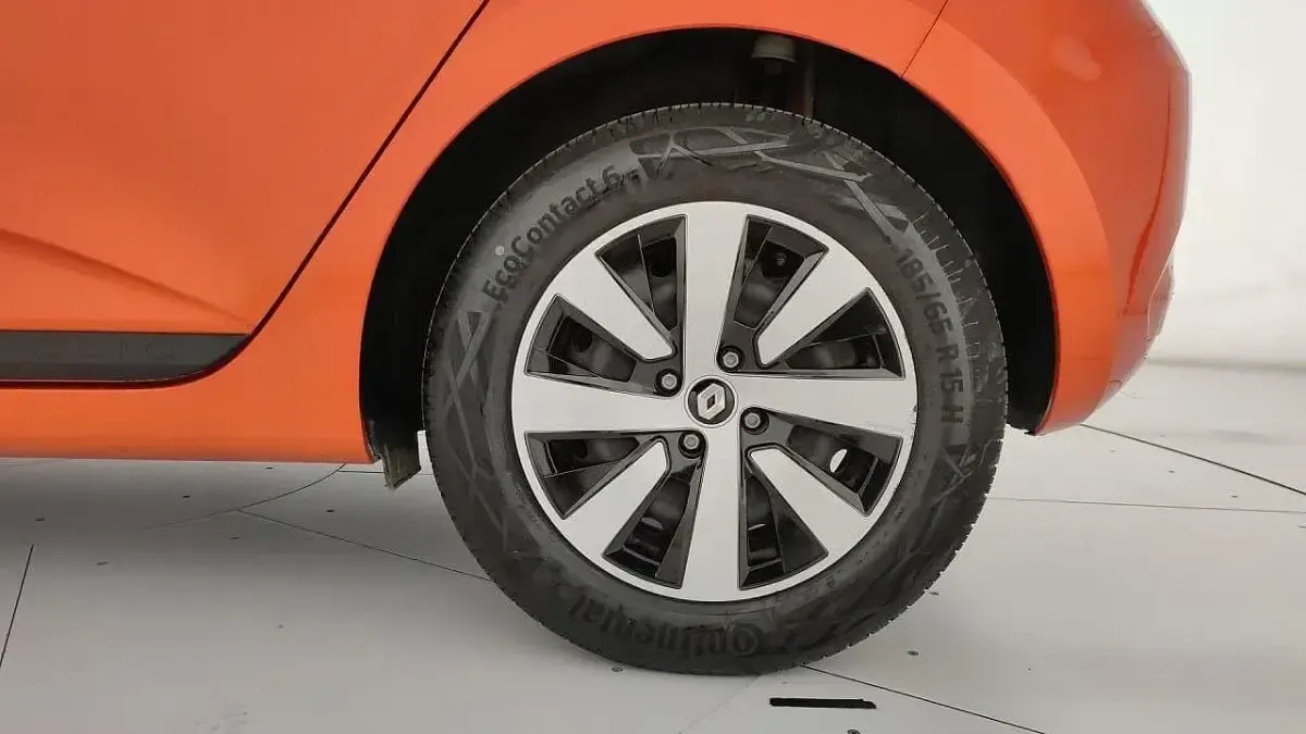 Usata Renault Clio Equilibre 100 CV (73 kW) 2023 Arancione Utilitaria