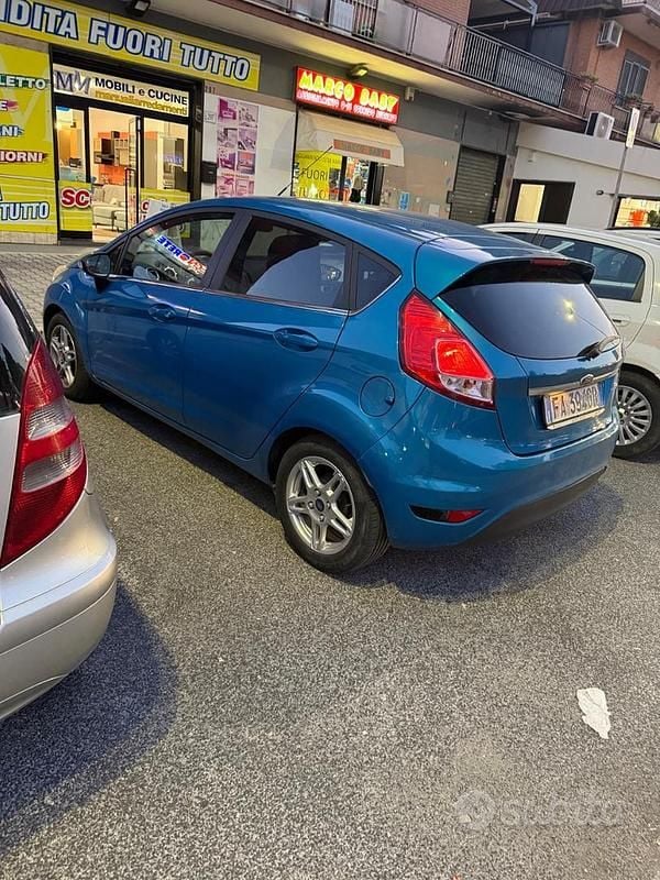 Usata Ford Fiesta Titanium 75 CV (55 kW) 2015 Blu/azzurro Utilitaria