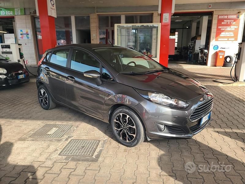 Usata Ford Fiesta 95 CV (69 kW) 2016 Grigio Berlina