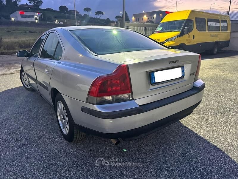 Usata Volvo S60 140 CV (102 kW) 2001 Argento Berlina