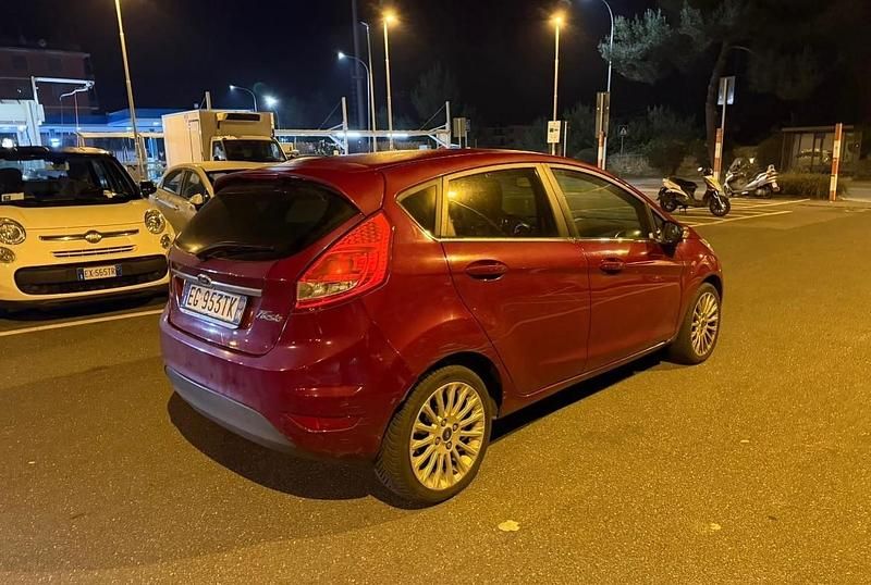Usata Ford Fiesta Titanium 82 CV (60 kW) 2011 Rosso Utilitaria