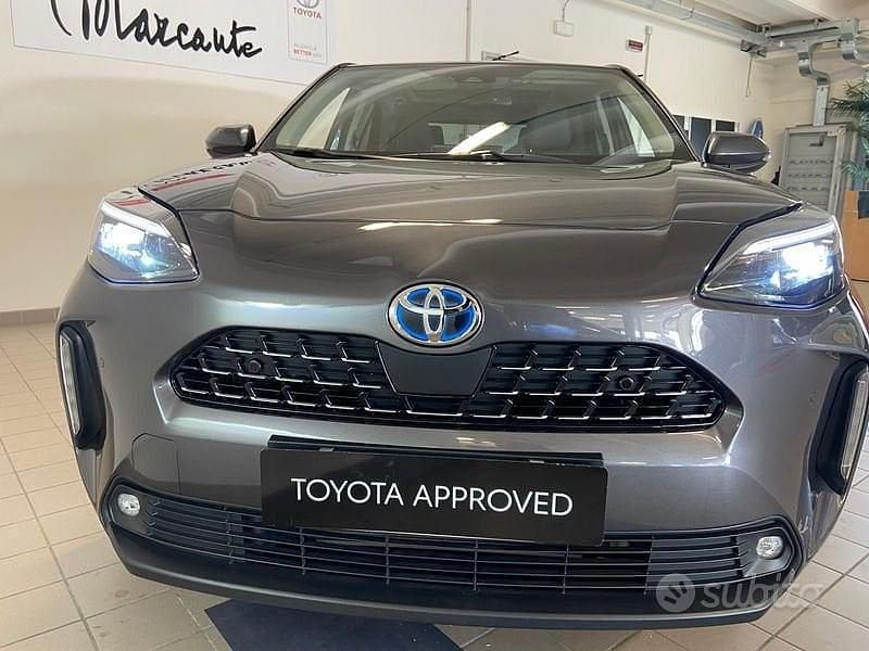 Usata Toyota Yaris Cross Lounge 116 CV (85 kW) 2022 Grigio SUV