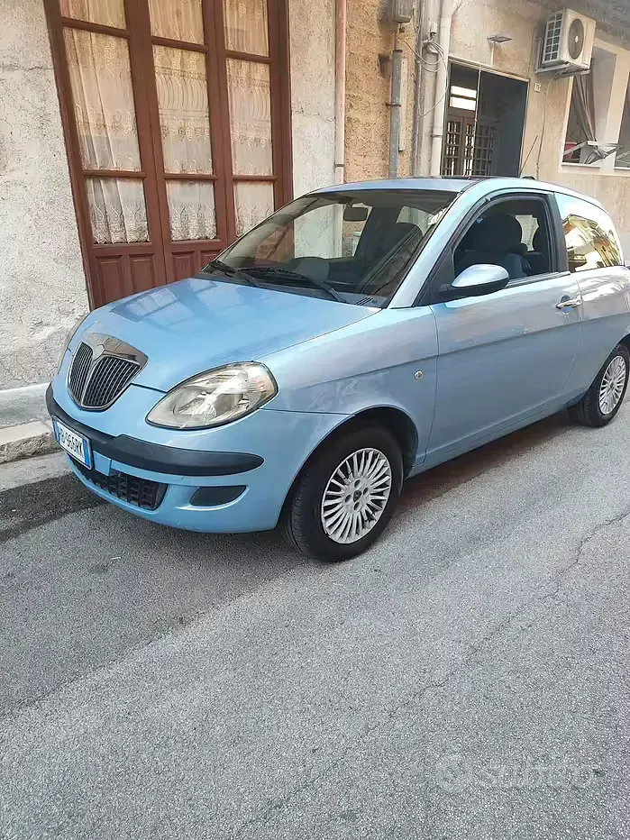 Usata Lancia Ypsilon 69 CV (50 kW) 2004 Bluazzurro Utilitaria